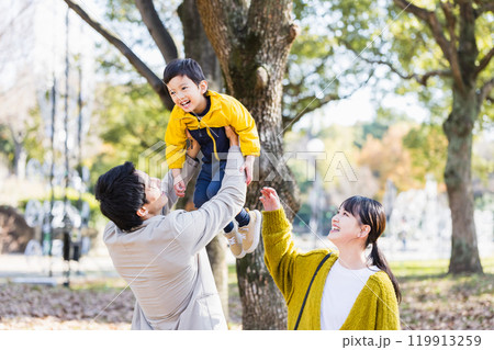 秋の公園で子供と遊ぶ家族 秋の公園で子供と遊ぶ家族 119913259