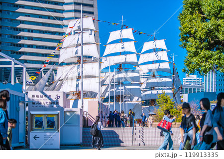 日本の横浜都市景観 総帆展帆の日本丸や横浜ランドマークタワー（左奥）などを望む＝11月3日 119913335