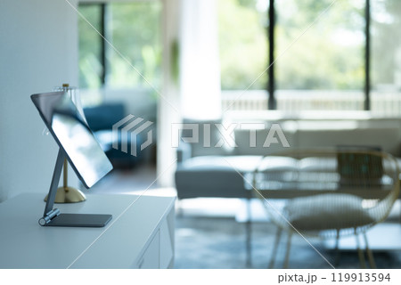 テーブルに置かれたタブレット 119913594