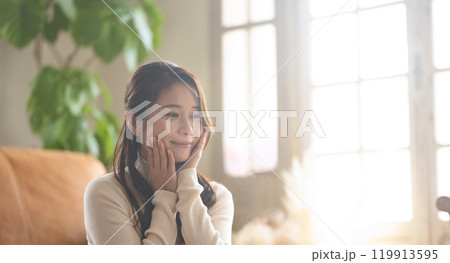 スキンケアをする女性 119913595