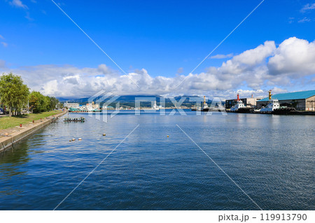 北海道　室蘭市　臨海小公園と室蘭港 119913790