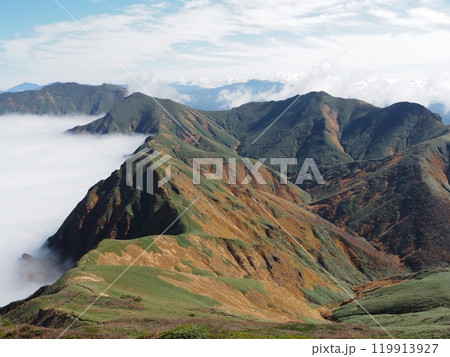 万太郎山から見る秋の谷川連峰 119913927