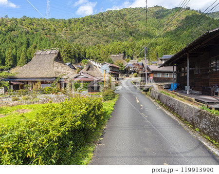 美山かやぶきの里の秋景色 119913990