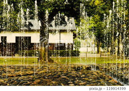 秋の吉香公園の武家屋敷そばで時間になると吹き出す噴水 秋の吉香公園の武家屋敷そばで時間になると吹き出す噴水 119914399