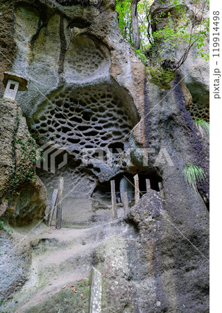 巨岩と祠（縦） 119914498