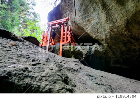 巨岩と稲荷神社 119914504