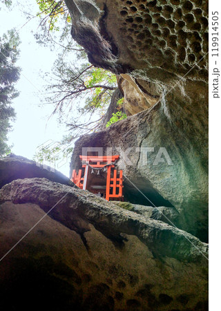 岩穴の稲荷神社(縦) 岩穴の稲荷神社(縦) 119914505