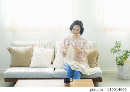 リビングで編み物をするミドル女性　 119914603