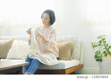 リビングで編み物をするミドル女性　 119914604
