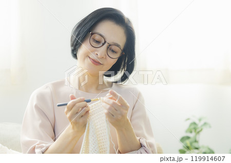 リビングで編み物をするミドル女性 リビングで編み物をするミドル女性 119914607