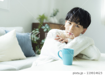 コーヒーを飲む男性　 119914623