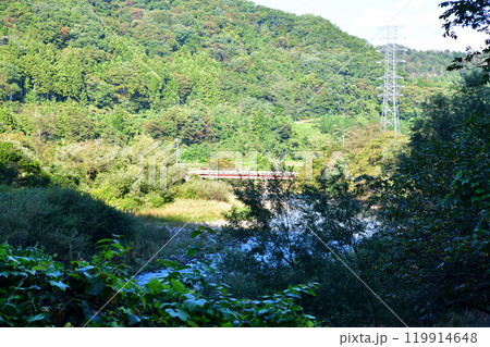 朝日射す早朝の利根川　上牧発電付近の風景　みなかみ町　 119914648