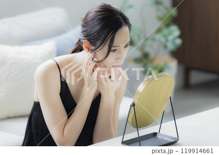 リビングでスキンケアをする女性 リビングでスキンケアをする女性 119914661