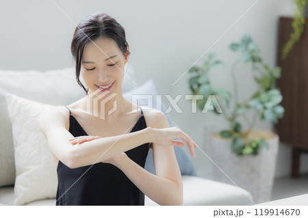 リビングでスキンケアをする女性　 119914670