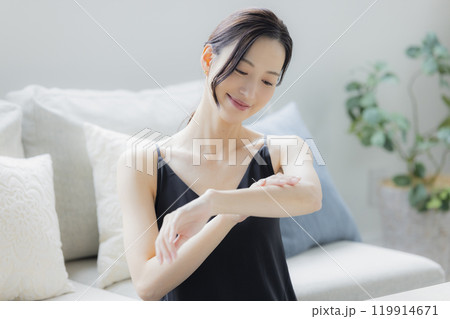 リビングでスキンケアをする女性　 119914671