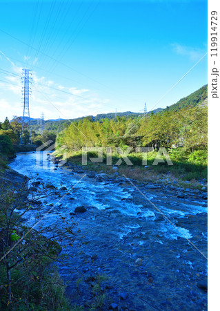 朝日射す早朝 荒瀬の利根川 上牧発電付近の風景 みなかみ町 朝日射す早朝 荒瀬の利根川 上牧発電付近の風景 みなかみ町 119914729