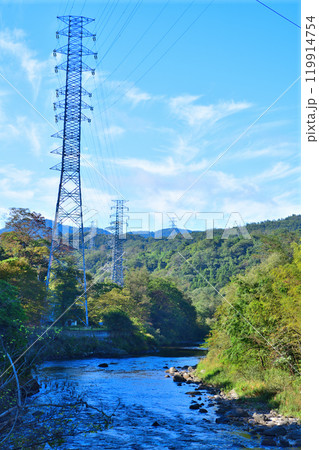 朝日射す早朝の利根川 上牧発電付近の風景 みなかみ町 朝日射す早朝の利根川 上牧発電付近の風景 みなかみ町 119914754