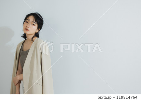オフィスに立つ女性 オフィスに立つ女性 119914764