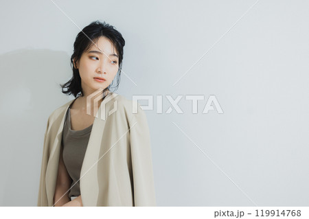 オフィスに立つ女性 119914768