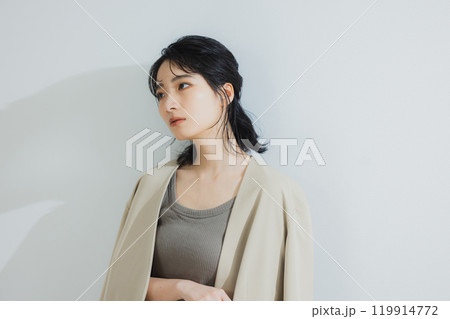 オフィスに立つ女性 オフィスに立つ女性 119914772