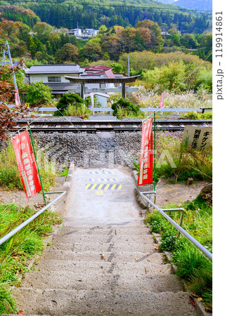 参道を横切る線路（縦） 119914861