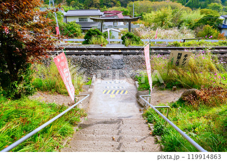 参道を横切る仙山線 119914863