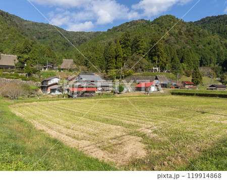 秋の美山かやぶきの里と知井八幡神社の鳥居 秋の美山かやぶきの里と知井八幡神社の鳥居 119914868