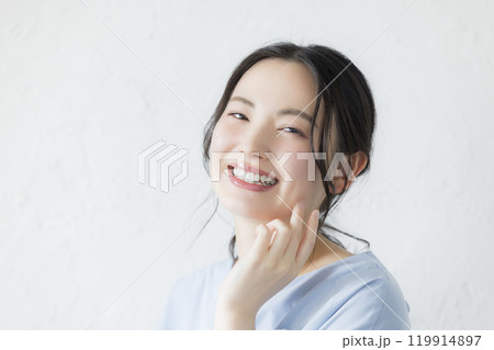 若い女性のポートレート 119914897