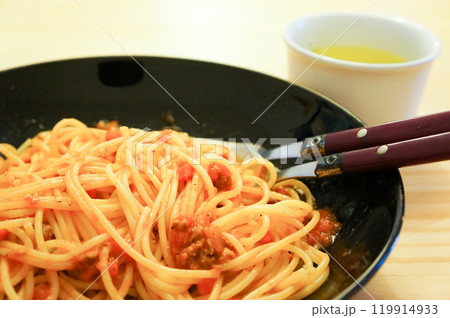 飲食店で食べるミートソーススパゲッティ 119914933