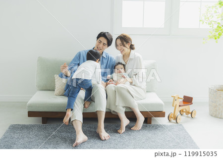 若い家族、親子、子ども、リビング 119915035