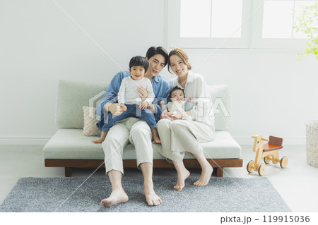 若い家族、親子、子ども、リビング 119915036