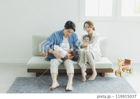 若い家族、親子、子ども、リビング 119915037