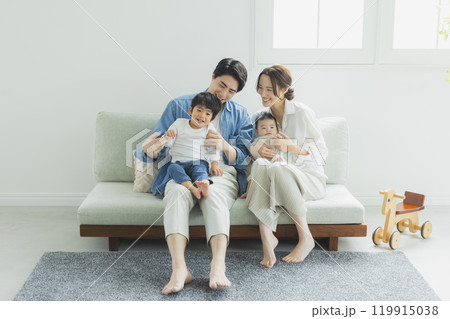 若い家族、親子、子ども、リビング 119915038