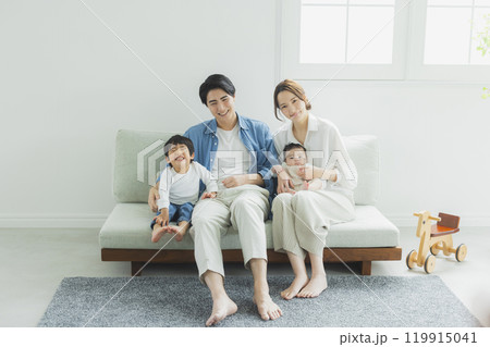 若い家族、親子、子ども、リビング 119915041