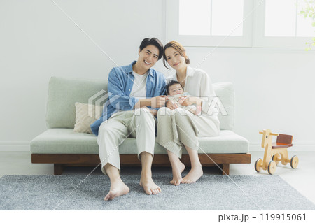 若い家族、親子、子ども、リビング 119915061