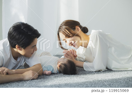 若い家族、親子、子ども、リビング 若い家族、親子、子ども、リビング 119915069