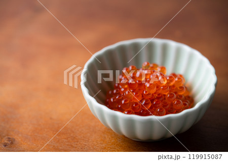 小鉢に盛り付けたいくらの醬油漬け 119915087