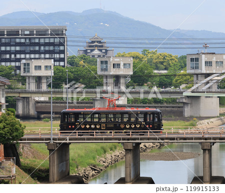 岡山電軌　岡山城をバックに旭川を渡る 119915133