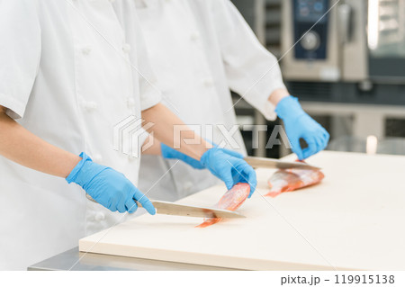 水産加工・鮮魚を捌く作業者・調理スタッフの手元（食品加工・セントラルキッチン・専門学校） 119915138