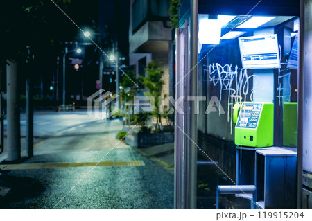 夜間 落書きされた公衆電話ボックス 夜間 落書きされた公衆電話ボックス 119915204