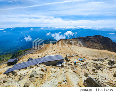 秋の御嶽山登山：剣ヶ峰から王滝頂上・田の原方面の眺め 119915239