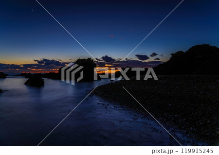 室戸岬の海岸で見た日没後の夕焼け情景 室戸岬の海岸で見た日没後の夕焼け情景 119915245