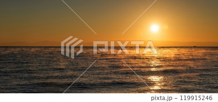 大阪湾の朝焼けと気嵐のパノラマ情景 119915246