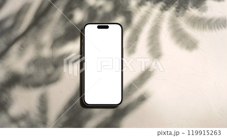 観葉植物の影のある空間に置かれたスマートフォン 119915263