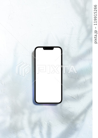 観葉植物の影のある空間に置かれたスマートフォン 119915266