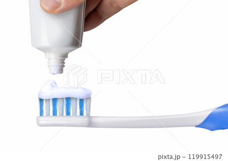 歯ブラシに歯磨き粉をつけている手 歯ブラシに歯磨き粉をつけている手 119915497