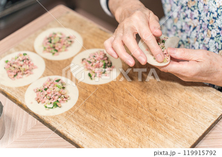 餃子を作るシニア女性 119915792