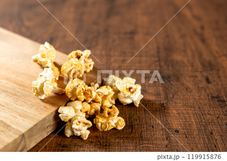 キャラメルポップコーン　ボードからこぼれる 119915876