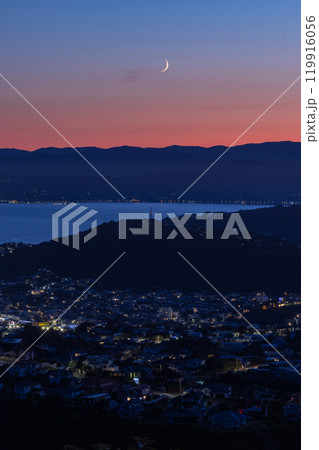 ニュージーランド ウェリントンにある風車の丘から見える夜景と朝焼け空に浮かぶ三日月 ニュージーランド ウェリントンにある風車の丘から見える夜景と朝焼け空に浮かぶ三日月 119916056