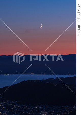ニュージーランド　ウェリントンにある風車の丘から見える夜景と朝焼け空に浮かぶ三日月 119916057
